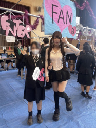 【画像】JKさん「お姉ちゃんがエッチな服で学祭来たから写真撮ったろ」の画像