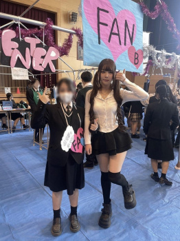 【画像】JKさん「お姉ちゃんがエッチな服で学祭来たから写真撮ったろ」の画像