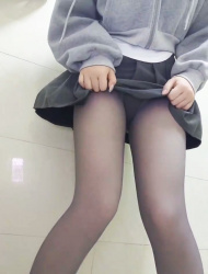 【悲報】まんさん、トイレに間に合わなかった瞬間を激写される・・・の画像