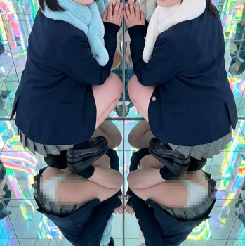 【悲報】ミニスカＪＫ、チームラボプラネッツの鏡床で下着盗撮され売られる…の画像
