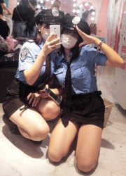 【画像】JKの警察コスプレ、エロすぎるｗｗｗｗｗｗの画像