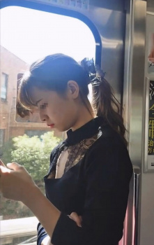 【画像】美人お姉さん、電車で胸チラしてしまうの画像