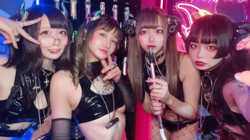 【ﾖﾓﾏﾂ】コンカフェ嬢さんのエグすぎるコスプレ客引き、完全に一線を越えるｗｗｗｗｗｗの画像