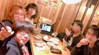 【画像】チー牛たちの地獄のような飲み会写真が発見されるｗｗｗｗの画像