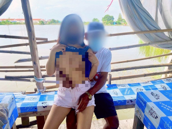 【画像】まんさん、ジジイに体を触らせまくるｗｗｗｗｗｗｗの画像