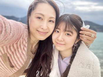 【画像】ジュニアアイドル娘のイベントに現役セクシー女優の母(45)も登場ｗｗｗｗｗの画像
