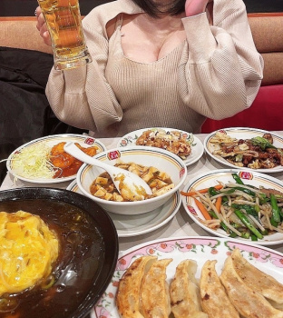【画像】おっぱい特盛お姉さんと餃子の王将イキたいｗｗｗｗｗｗｗｗｗｗｗｗｗの画像