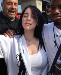 【画像】ビリーアイリッシュちゃんの特盛おっぱいの画像