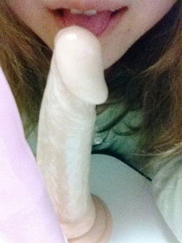 【画像】女さん、極太バイブを隠そうとしてバレるの画像