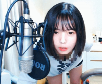 【動画】ＪＫさん、ライブ配信中におっぱいポ□リｗｗｗｗｗｗｗｗｗｗの画像