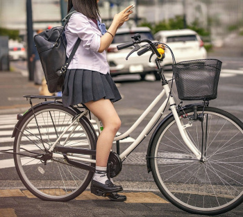 【画像】自転車通学JKスカートが丸見えになるの画像