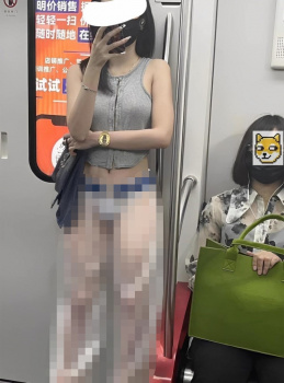 【画像】とんでもないドスケベ服の女さん、電車内で見つかるｗｗｗｗの画像