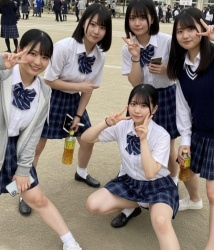 【画像】文化祭JKさん、見えてはいけないものが見えてる状態をSNSにアップしてしまう?の画像