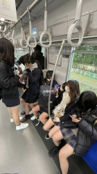 【画像】通学中のJKさん、エロすぎて男をムラムラさせてしまうの画像