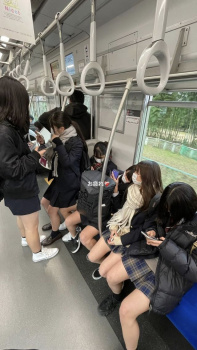 【画像】通学中のJKさん、エロすぎて男をムラムラさせてしまうの画像