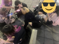【画像あり】トー横キッズさん、路上おっぱい揉み屋を初めてしまうｗｗｗｗｗｗｗｗｗの画像
