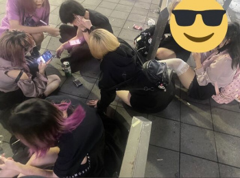 【画像あり】トー横キッズさん、路上おっぱい揉み屋を初めてしまうｗｗｗｗｗｗｗｗｗの画像