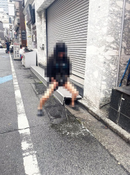 【画像】まんさん、路上で勢いが良すぎる立ちションをしてしまうｗｗｗｗｗｗの画像