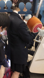 【世も末】女子高生のスカートを盗撮する小◯生男子が撮られてしまう…の画像