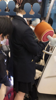 【世も末】女子高生のスカートを盗撮する小◯生男子が撮られてしまう…の画像