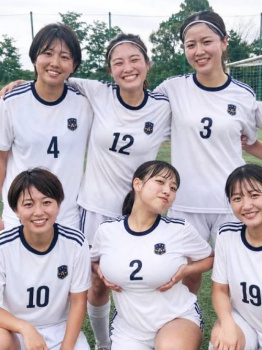 【画像】このおっぱいでサッカーは無理でしょの画像