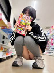 【画像】Z世代まんさん、コンビニでパンツ丸見えｗｗｗの画像