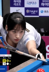 【画像】美人ビリヤード選手さん、集中しすぎて谷間丸見えに気付かないｗｗｗの画像