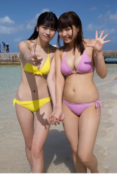 【画像】ムチムチ巨乳とスレンダー貧乳、どっちとイチャつきたい？の画像