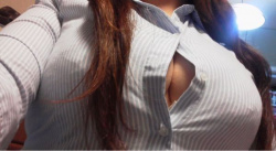 【悲報】女子大生さん、オッパイが大きすぎて服が悲鳴を上げてしまうｗｗの画像