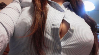 【悲報】女子大生さん、オッパイが大きすぎて服が悲鳴を上げてしまうｗｗの画像