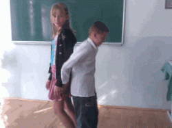 【画像】ロシアの女子小学生さん、エッチなパンツを穿いているのがバレてしまう…の画像
