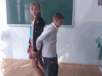 【画像】ロシアの女子小学生さん、エッチなパンツを穿いているのがバレてしまう…の画像