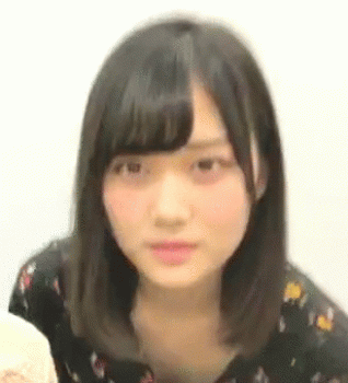【GIF】まんさん、前かがみでパイチラしてしまい慌てて隠すｗｗｗｗの画像
