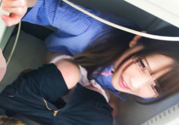 【画像】ＪＫさん、バ先でパンツを脱ぐ悪ふざけをしてしまう…の画像