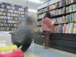 【画像あり】立ち読みしてるＪＳのパンツを盗撮してるヤツを盗撮したった…の画像