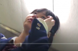 【盗撮動画】幼さの目立つロリ制服JKを電車内で逆さ撮り?ちょっとスカート長くしてるからって油断しちゃあダメだね❤の画像