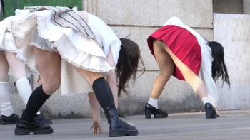 【素人盗撮】スト越し艶々パンティが丸見えになっちゃってるアイドルのフェチ動画✨の画像