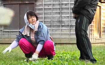 高齢熟女　田舎の豊満おばちゃん　チ●ポ見せつけ近づき､犬のようにバック交尾して中出し！（20分50秒）の画像