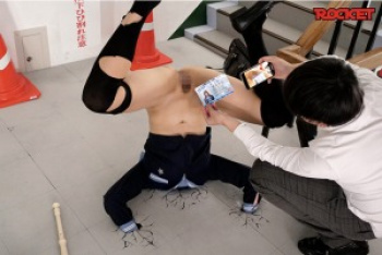 ターゲットにされたモテキャラ女子校生は洗脳が進と惨めな姿が快感に変わっちゃう最底辺に落ちる逆さ埋めガニ股FUCK〜の画像