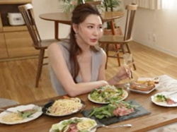《愛弓りょう/巨乳熟女人妻NTR中出し》嫁が自宅に招いた綺麗な友人に発情し自慢のチンポをぶち込んだの画像