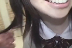 【女子校生SEX動画】「肌が求めてる…♡」身体が熱くなる美少女がバックで無理矢理奥まで届かれ悶絶モード突入！の画像