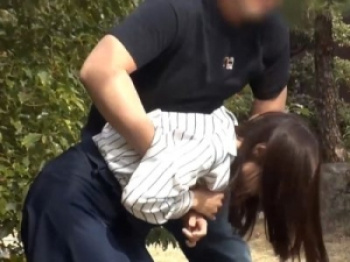 ナンパ失敗した子持ちママに強力★★を使って発情させ理性崩壊させる！手マンで大量潮吹き絶頂させイキ狂わせて騎乗位中出しするの画像
