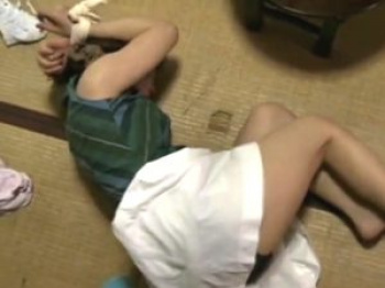 【ヘンリー塚本】ストーカーに見つかり目隠し拘束されてしまった人妻！抵抗できないカラダを容赦なく辱められて屈服させられる！の画像