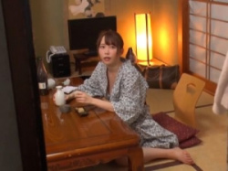 出張先の温泉旅館で女上司と相部屋に!泥酔して浴衣がはだけておっぱいポRR♡ノーブラ姿に興奮したのがバレてしまい中出しSEX!の画像