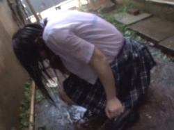 美少女女子校生が土砂降りの中 痴●に野外レ●プされ中出しされる!雨でずぶ濡れになりながらおっぱい鷲掴みで乳揉み感じてしまい…の画像