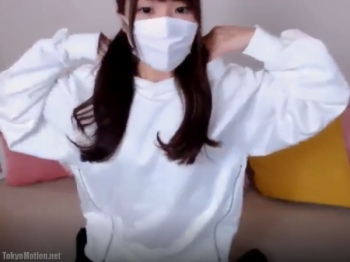 《生配信》黒髪ツインテールなロリ美少女JKがパーカー美脚ニーソで美尻を見せつけ、ディルド足コキでエロ悩殺！ガチ素人のアダルトライブチャット【LC】の画像
