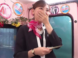[生ハメ×美女]【マジックミラー便】高級デパートの美容スタッフが情熱的な口づけで秘部を濡らし子宮を猛烈に突き上げられる！の画像