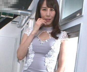 妖艶な美しい表情!艶かしい息づかいと口元の美魔女が大胆に燃えまくり…の画像