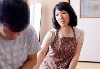 五十路の色香～熟女のはだけた胸元に欲情した息子と母子相姦が始まるの画像