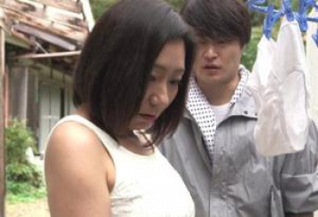 五十路の未亡人~若者から突然の告白で困惑する熟女が次第に肉欲に溺れてしまうの画像